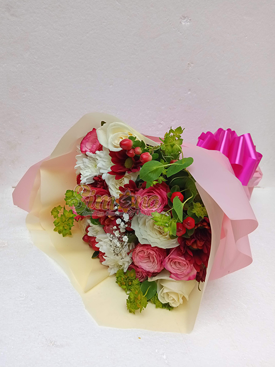 Beautiful hand bouquet by Simona Flowers