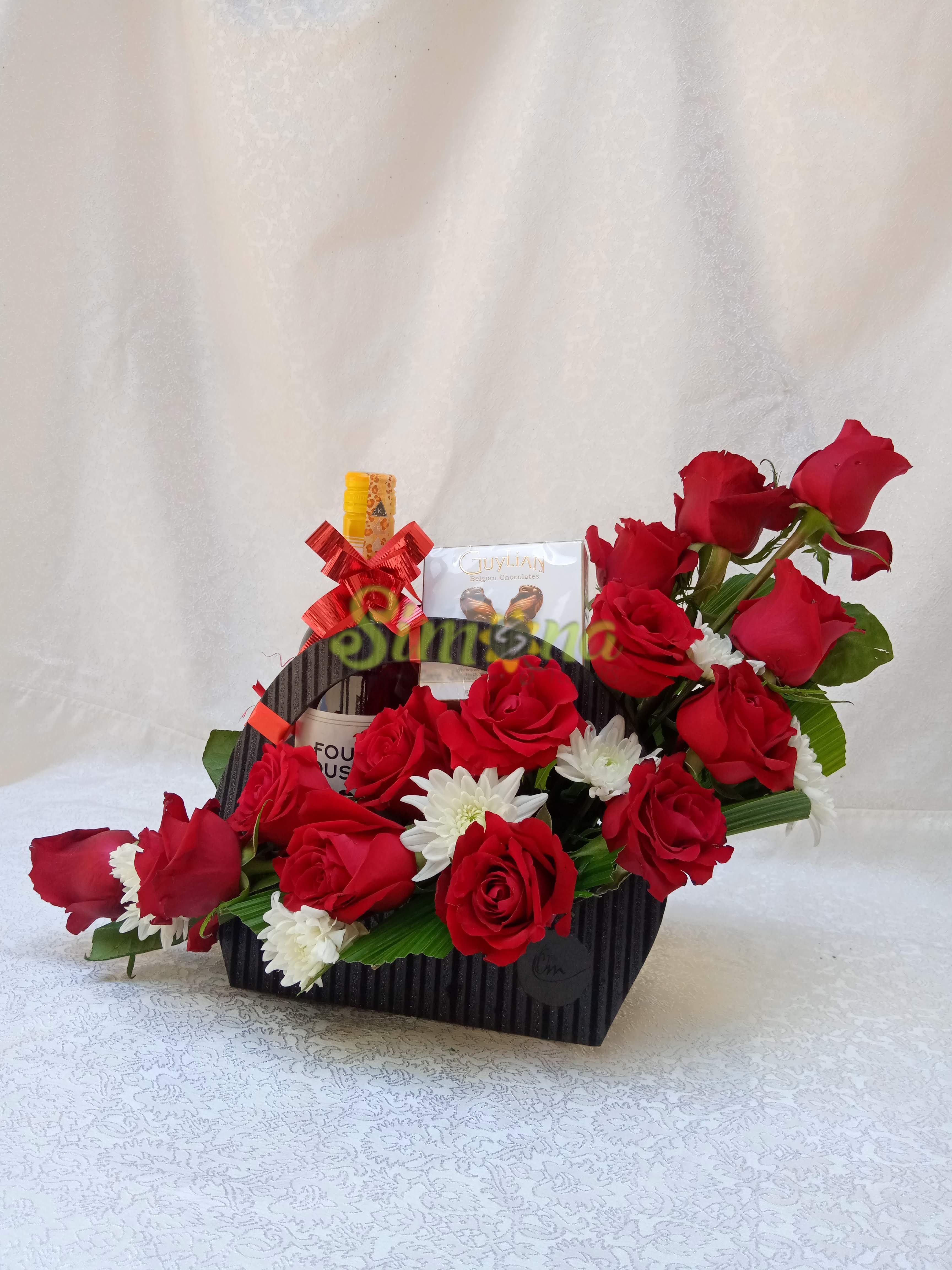 Bonny bouquet - red wine and small Guylian Chocolate side view