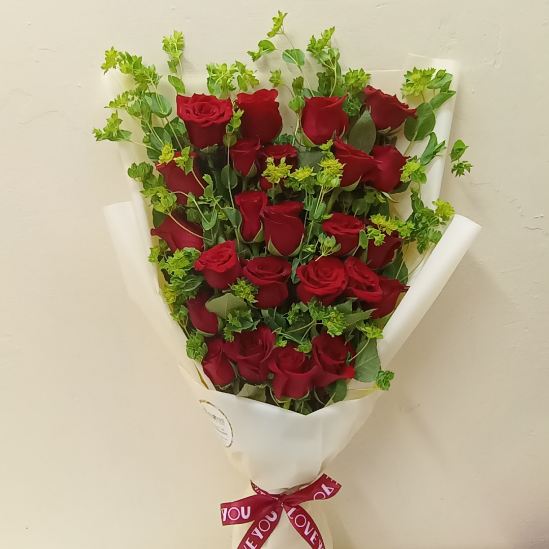 The Roses Glam Bouquet by Simona Flowers Kenya,is A classy monochromatic hand bouquet of red/pink/orange/yellow/lavender/white/multicolored roses and material wrapping. The bouquet is best to convey a strong message of love and care to that special someone.