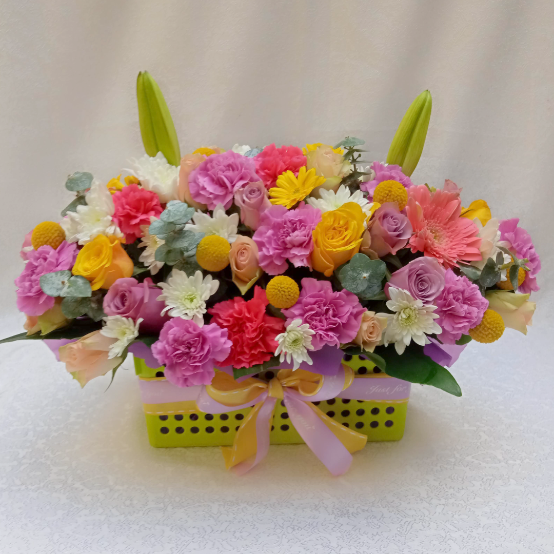 Simona Flowers Kenya - The Royal Happiness Bouquet is our classic one of a kind royal box design. It is best gifted to appreciate someone on a special day or if you want to make their day special🤗.  It comprises of a well assorted combination of :  Lilac Roses Yellow Roses White Chrysanthemums A touch of lilies Carnations & Seasonal Flower fillers