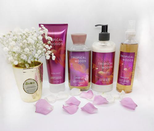 Simona Flowers Gifts - The Poisonous kiss perfume set is a spectacular gift for that special lady or man. The gold and purple themed unisex perfume set for her comes packed with: a body splash, body lotion, body cream and shower gel.