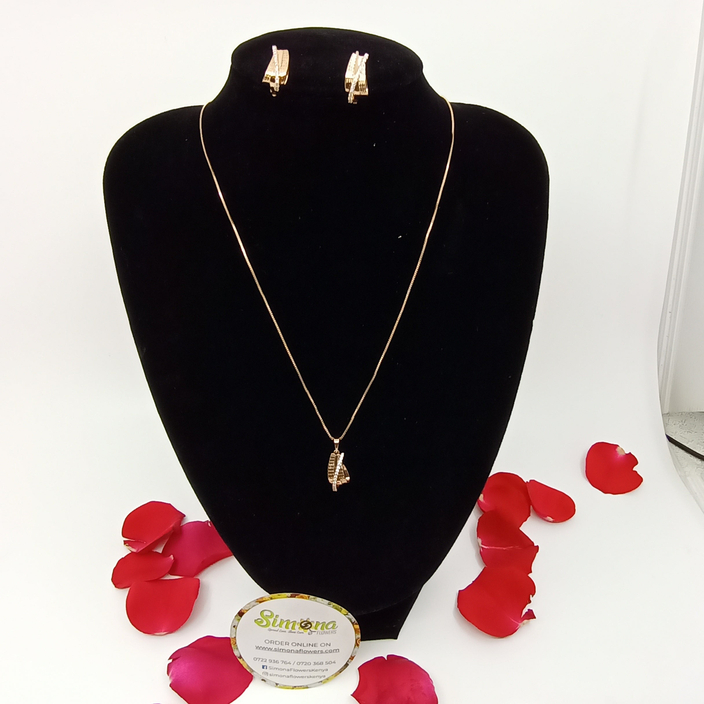 Cyclic gold earrings and chain set