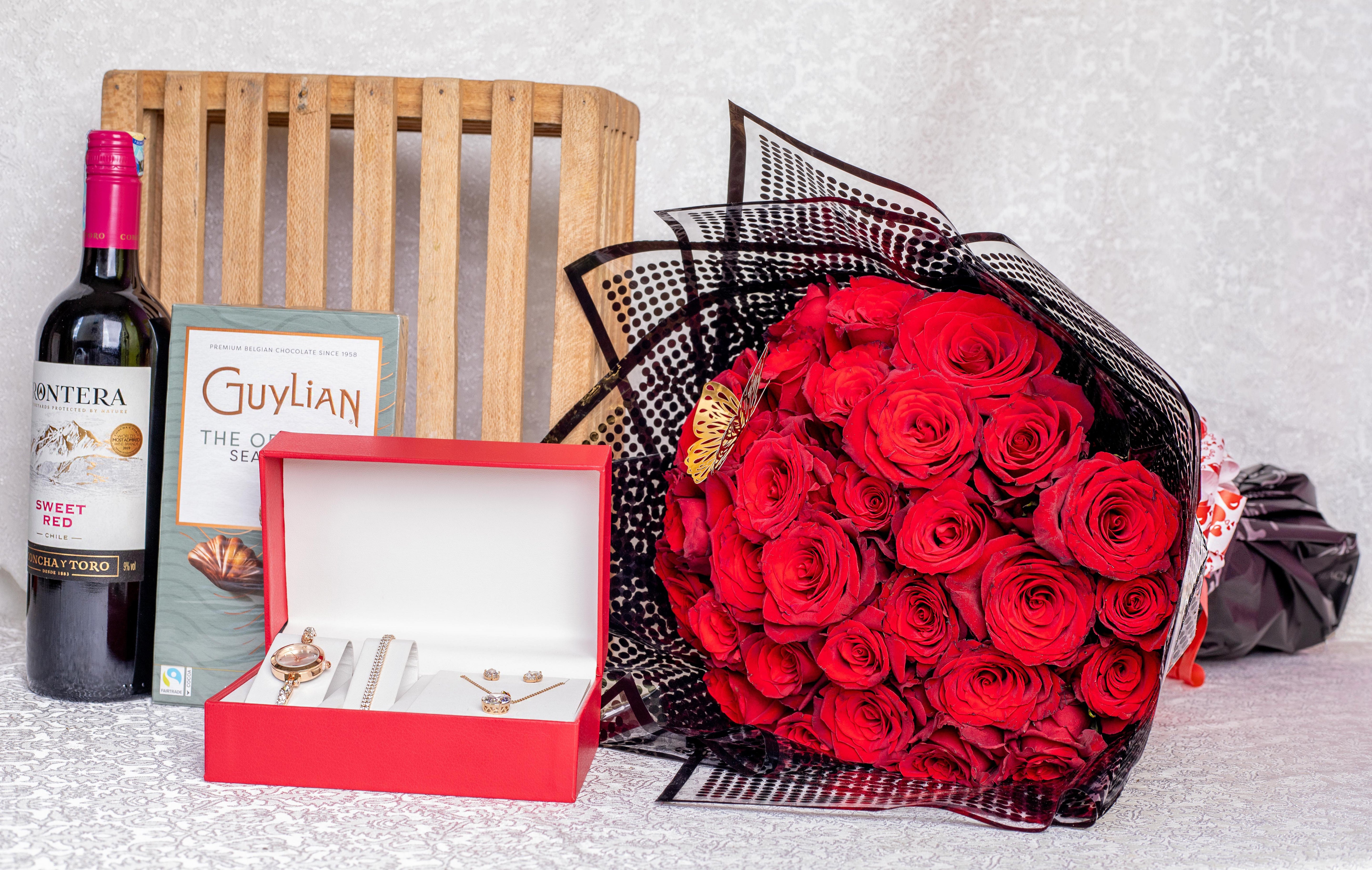 30 Red Roses Bouquet Max Combo