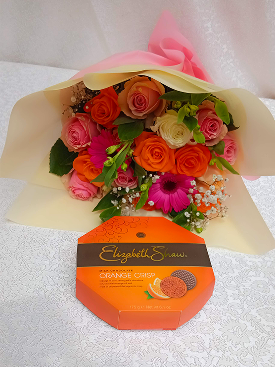 Hand bouquet and chocolate pack by Simona Flowers