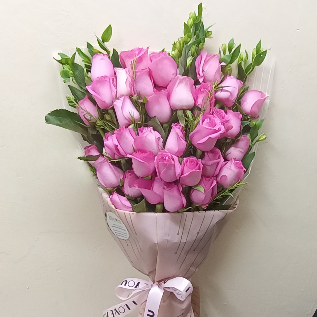 The Roses Glam Bouquet by Simona Flowers Kenya,is A classy monochromatic hand bouquet of red/pink/orange/yellow/lavender/white/multicolored roses and material wrapping. The bouquet is best to convey a strong message of love and care to that special someone.