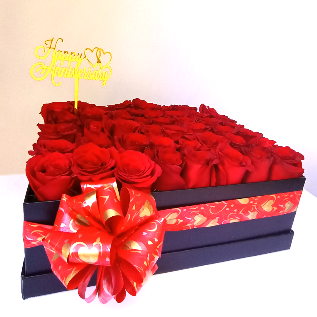 Simona Flowers Kenya - The Red Garden Arrangement is a love-filled arrangement of red roses crafted to express your love feelings to that special someone.