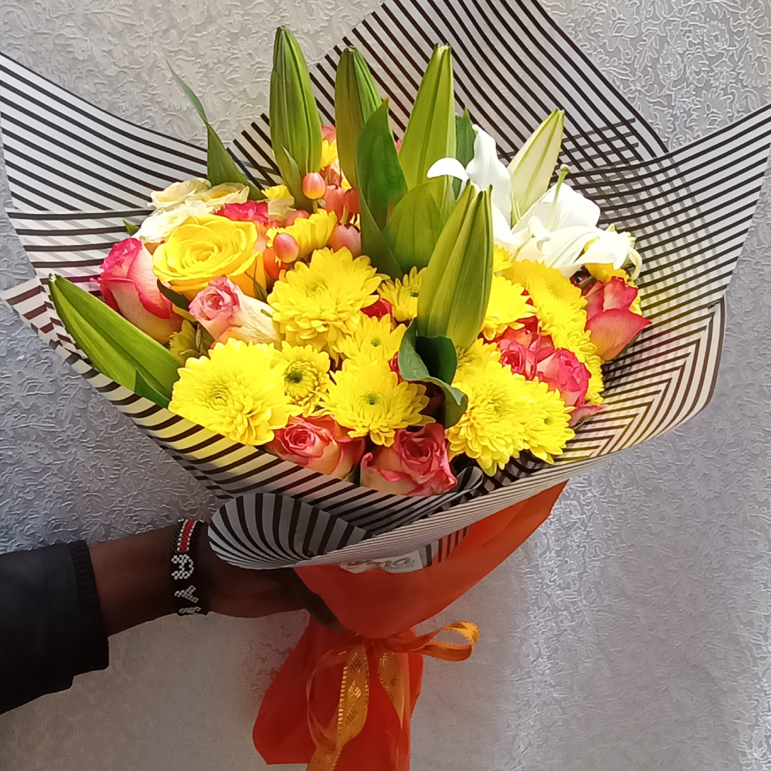 Simona Flowers Kenya - Beauty and scent is the best description of the Sweet Lilies Touch Bouquet. With an assortment of;  Lilies and Chrysanthemums, this blush bouquet is sure to leave your house with a wonderful scent while at the same time fulfilling your eyes desire of a beautiful bouquet.