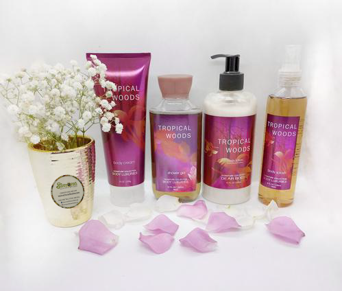 Simona Flowers Gifts - The Poisonous kiss perfume set is a spectacular gift for that special lady or man. The gold and purple themed unisex perfume set for her comes packed with:  a body splash, body lotion, body cream and shower gel.
