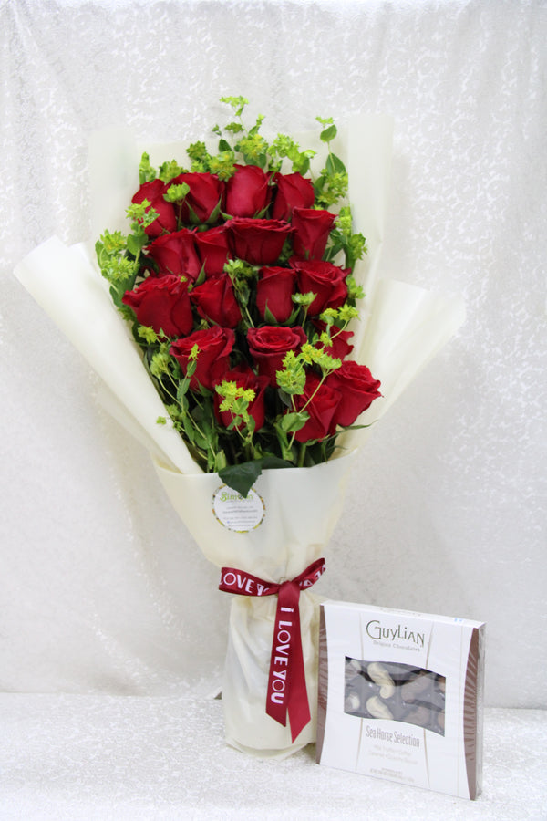 Adorable roses bouquet with chocolate