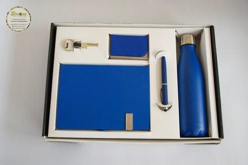 Simona Flowers Gifts - A wonderful gift package set consisting of a fine cover notebook, wallet, key holder, a 16GB Flash drive and an executive pen, perfect to send to someone during Christmas, their birthday, or even for an anniversary.  The package is available in three colours: red, blue and black.