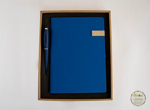 Simona Flowers Gifts - A simple but elegant gift set of a notebook and executive pen to make someone's day special. This classy gift is found in red, blue and black
