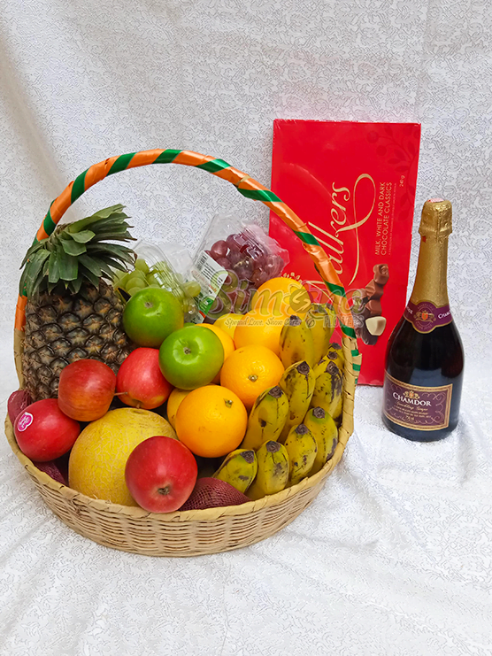 Fruit basket, wine and chocolate by Simona Flowers